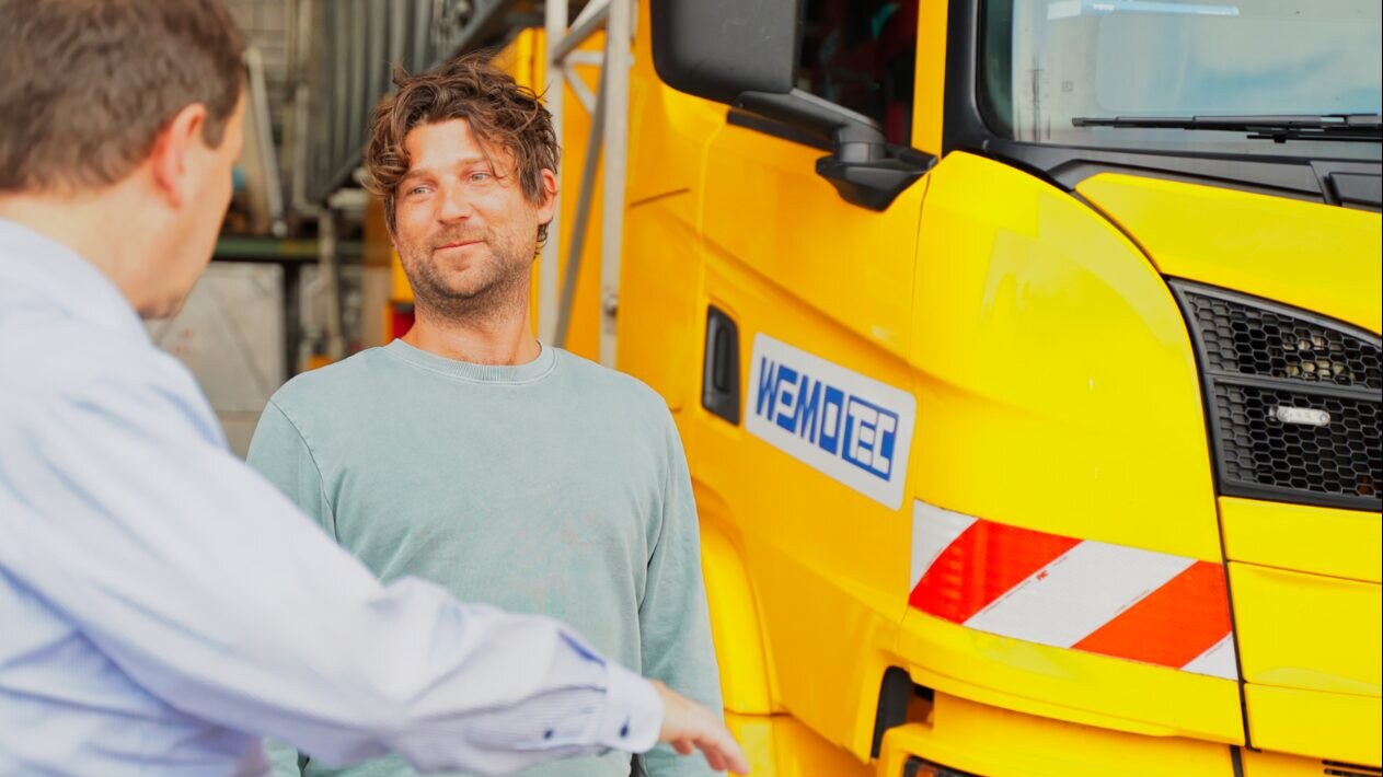 Niklaas Zander beim Spediteur am Standort, Disposition und Fuhrpark im Hintergrund