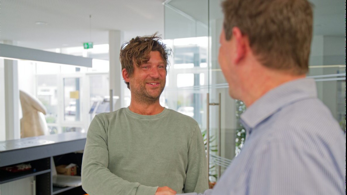 Niklaas Zander im Gespräch mit einem Mittelstands-Inhaber vor Ort