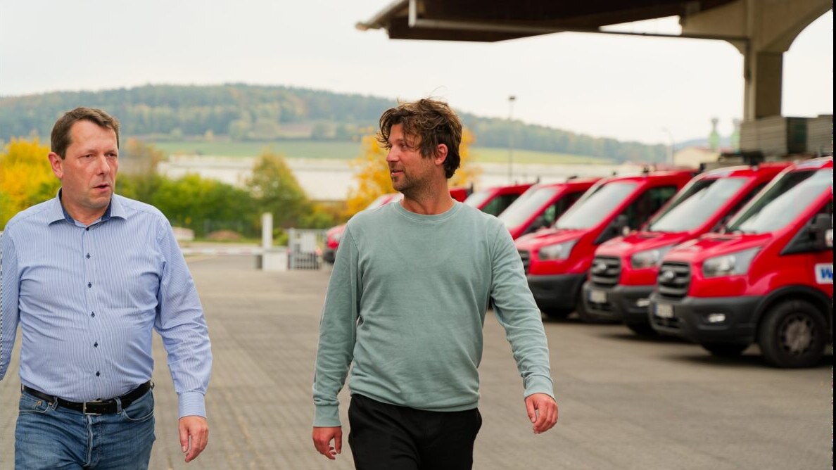 Niklaas Zander spricht mit Spediteur vor Sprinter-Flotte
