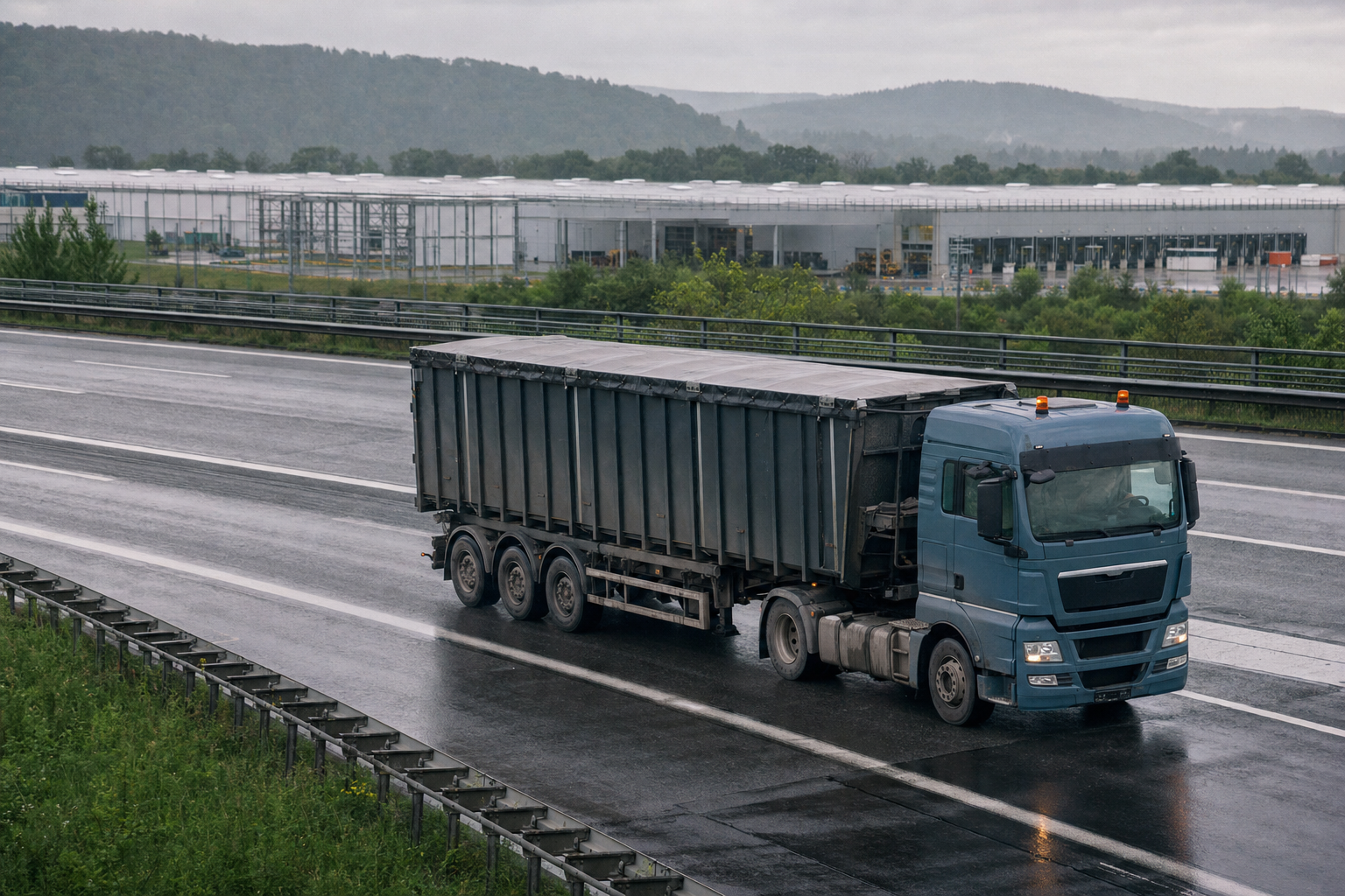 LKW auf der A2 bei Bielefeld, Logistik-Region Ostwestfalen