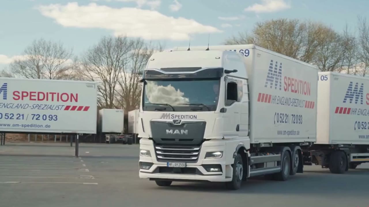 Sattelzug einer Spedition auf dem Betriebshof