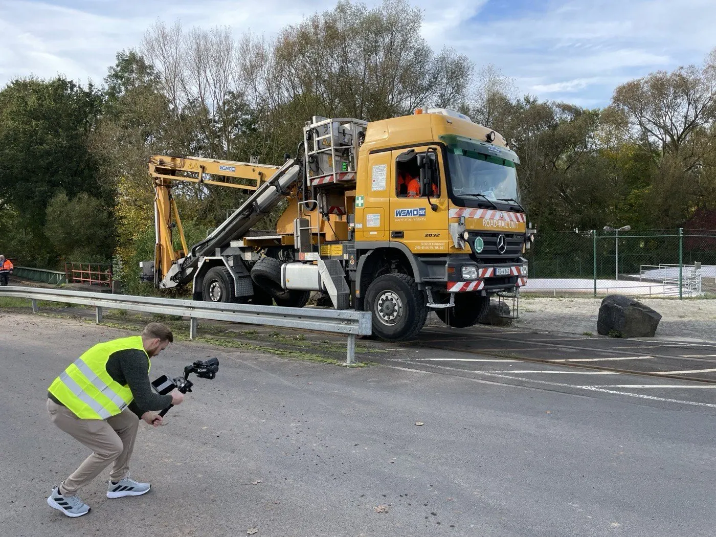 Recruiting-Videodreh vor Ort: Kameramann mit Gimbal filmt Mercedes-Actros LKW eines Logistik-Kunden